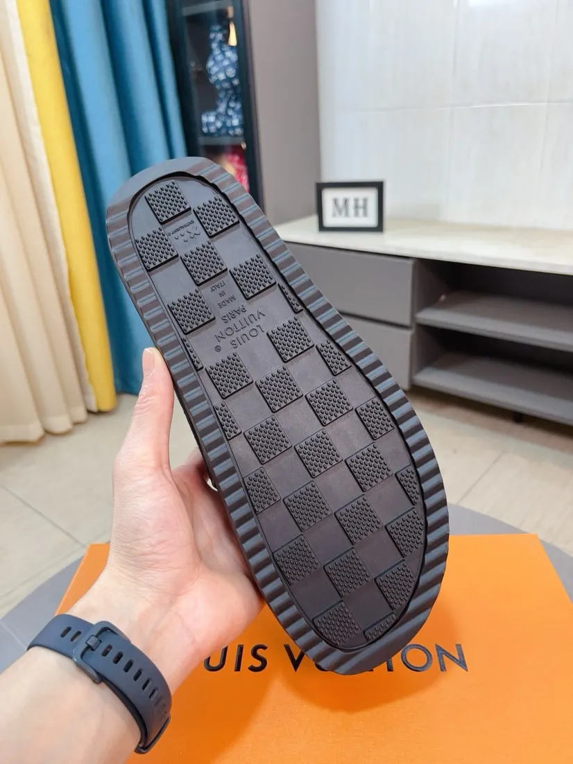 Men's Men's Shoes 💰400🌸🌸🌸🌸LV Easy 2025 new men's casual sandals and slippers, made of suede cow leather, with Monogram pattern to highlight the trendy style. Adjustable straps illuminated with LV letters, while a resilient insole and micro outsole provide lightweight comfort. Made of suede cow leather with embossed Monogram pattern and brand element metal hardware✅Adjustable straps➕Tough insole‼ ️Micro outsole. Comfortable and easy to wear‼ ️ size：38-45